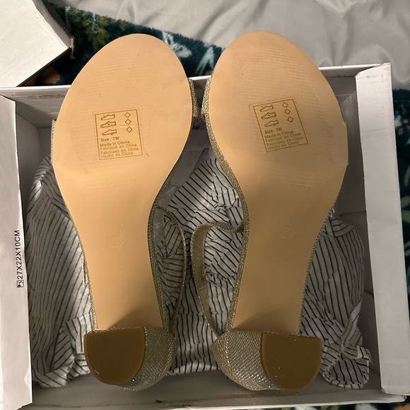 DB Studio BNIB Aryaw Gold Metallic block heel sandal - Picture 4 of 7